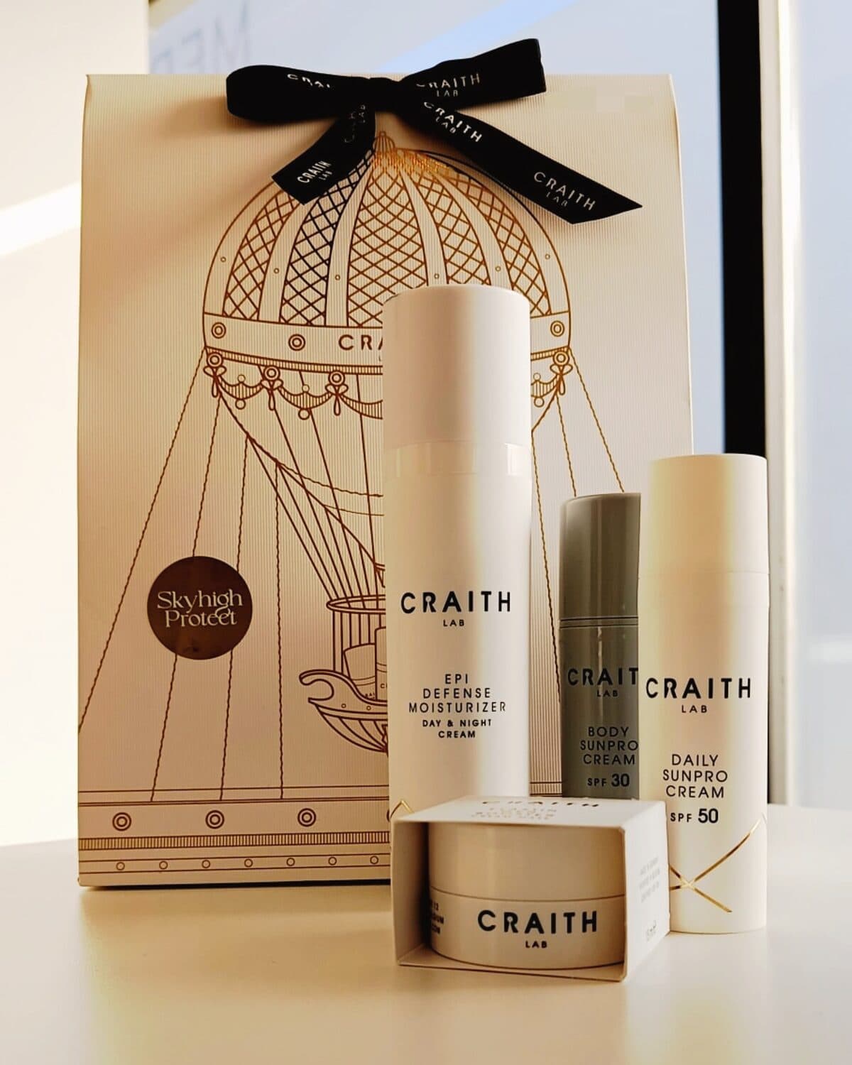 Craith-Lab-Produkte der Skyhigh-Protect-Linie vor der goldgeprägten Verpackung im Beautyloft