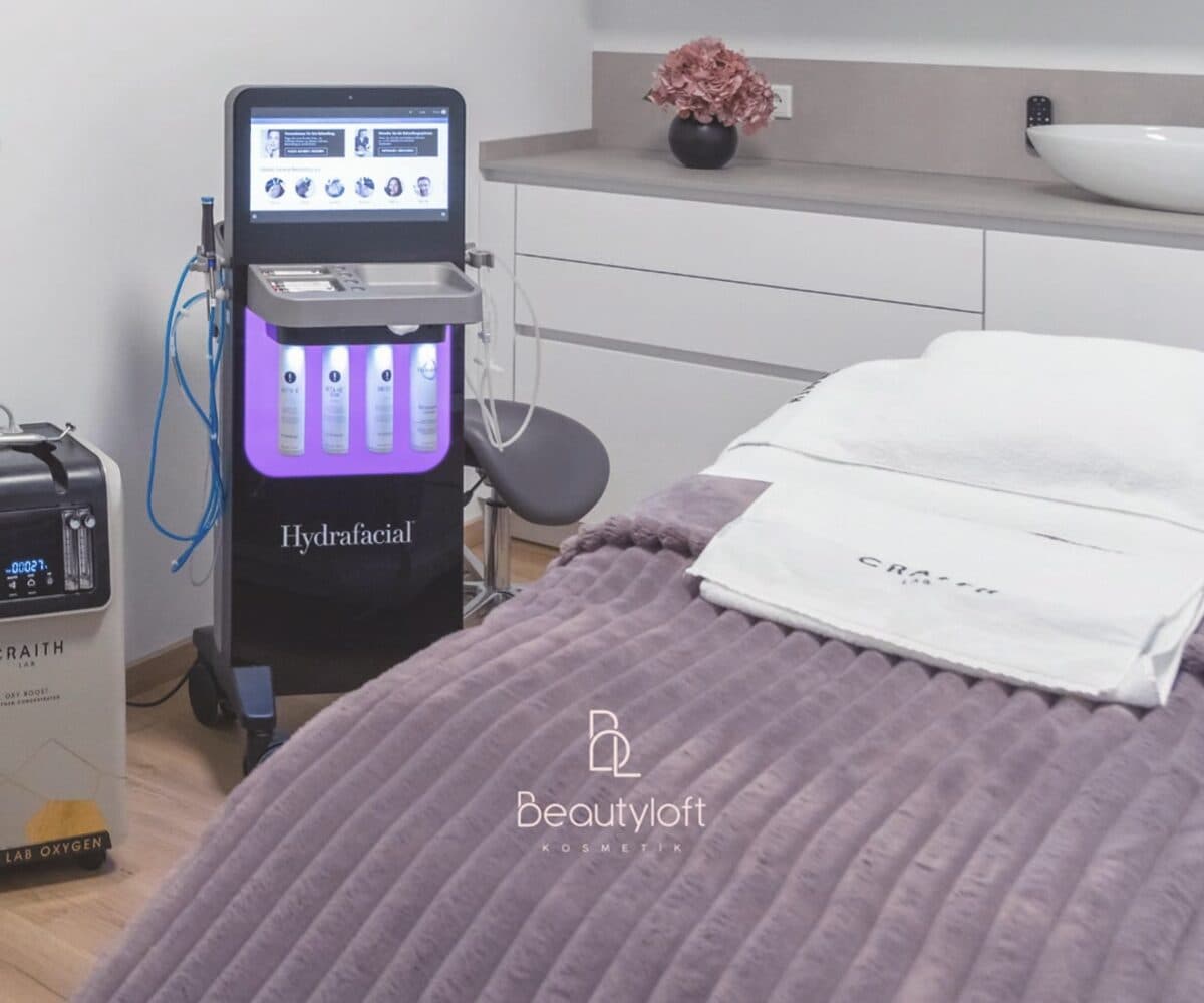 Das originale HydraFacial-Gerät im Behandlungsraum des Beautyloft, daneben die bezogene Liege