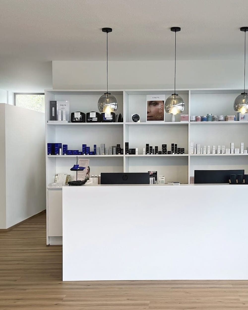 Heller Empfangsbereich im Beautyloft mit Tresen und Produktregal