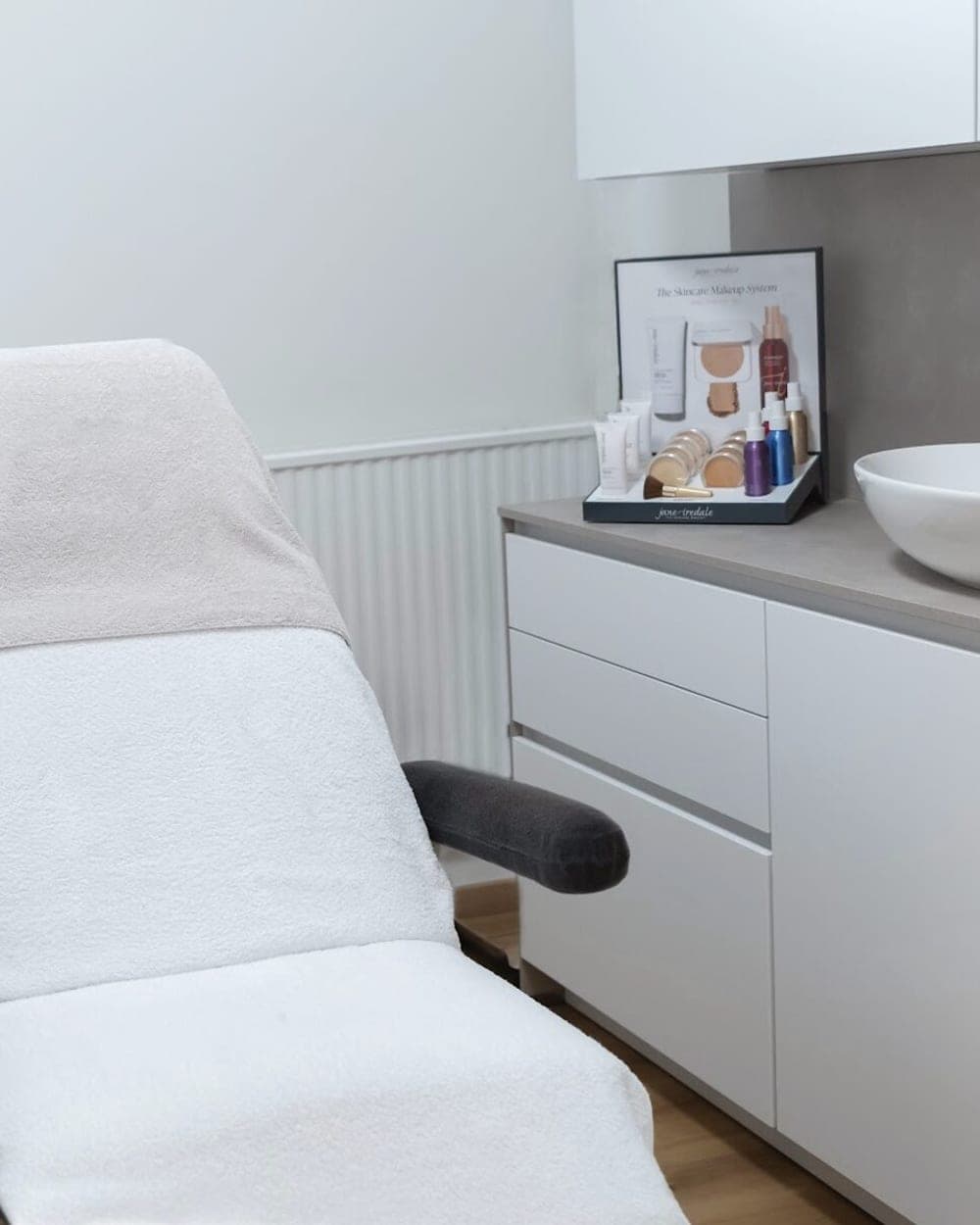 Behandlungskabine im Beautyloft mit frisch bezogener Liege und Waschbecken