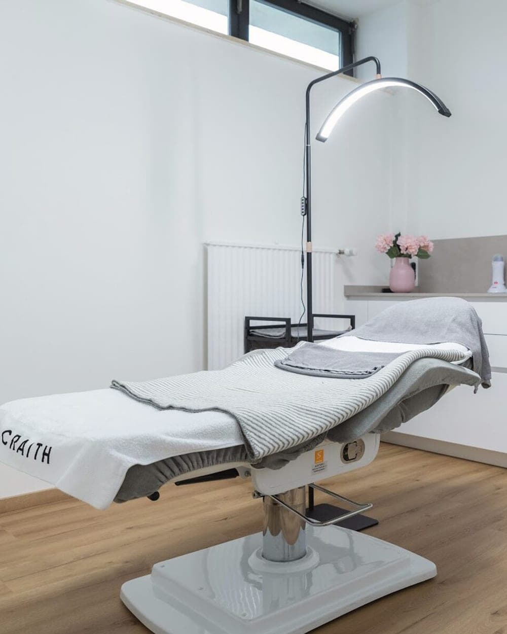 Behandlungsraum im Beautyloft mit Liege, Lupenleuchte und heller Arbeitsfläche