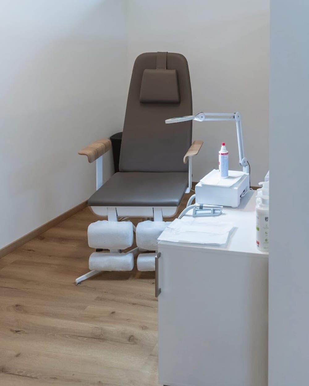 Fußpflegeraum im Beautyloft mit Behandlungsstuhl, Arbeitsleuchte und Tageslicht