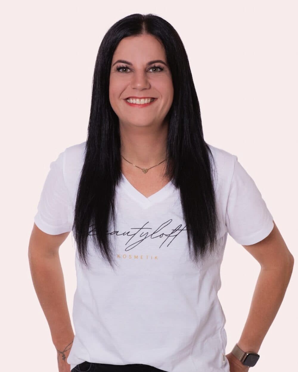 Pamela Paulini, Inhaberin des Beautyloft, im weißen Beautyloft-Shirt