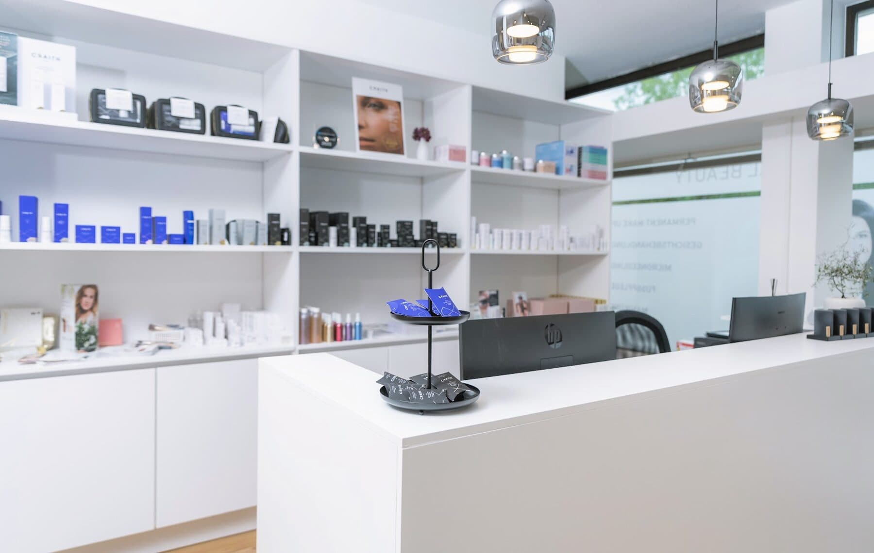 Produktregal und Empfangstresen im Beautyloft mit Pflegeserien
