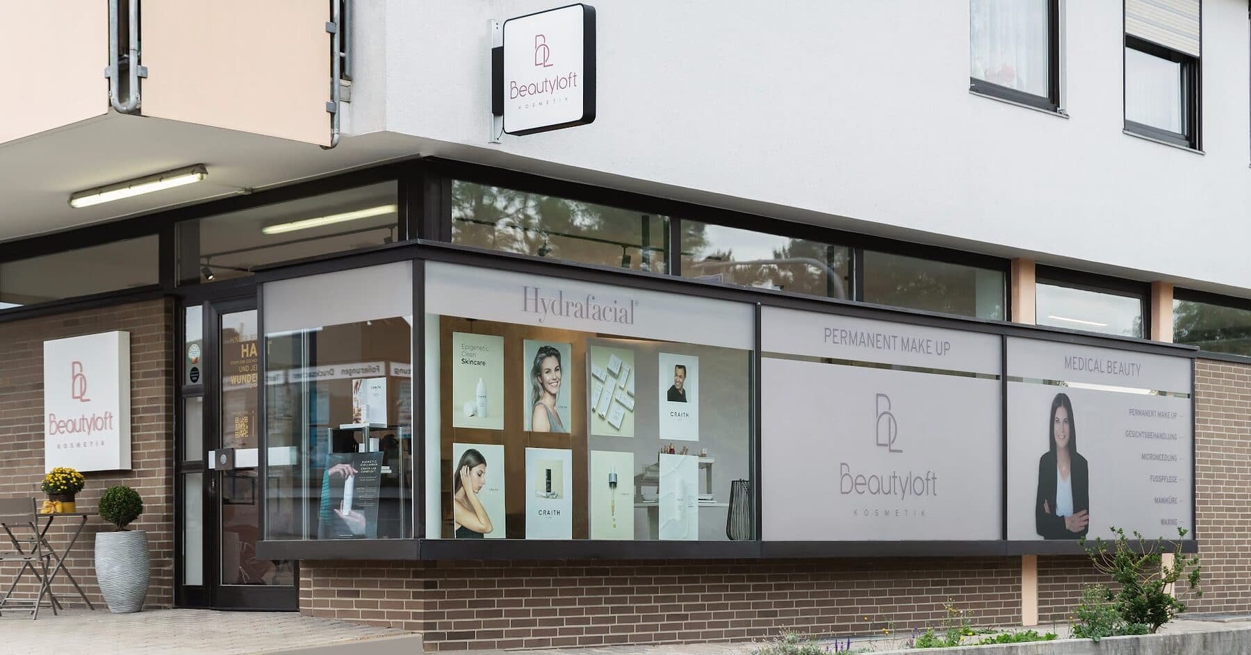 Außenansicht des Beautyloft in Neustadt bei Coburg mit Schaufenster und Beschriftung