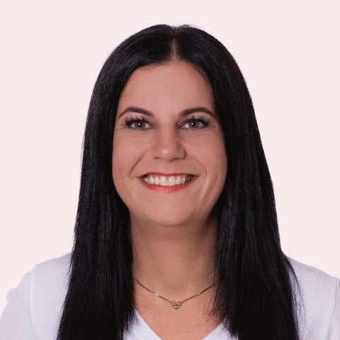Pamela Paulini, Inhaberin des Beautyloft, im weißen Beautyloft-Shirt